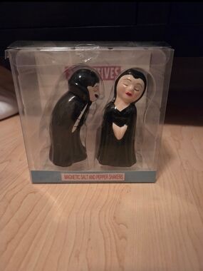 Kissing magnetic vampire salt and pepper shaker